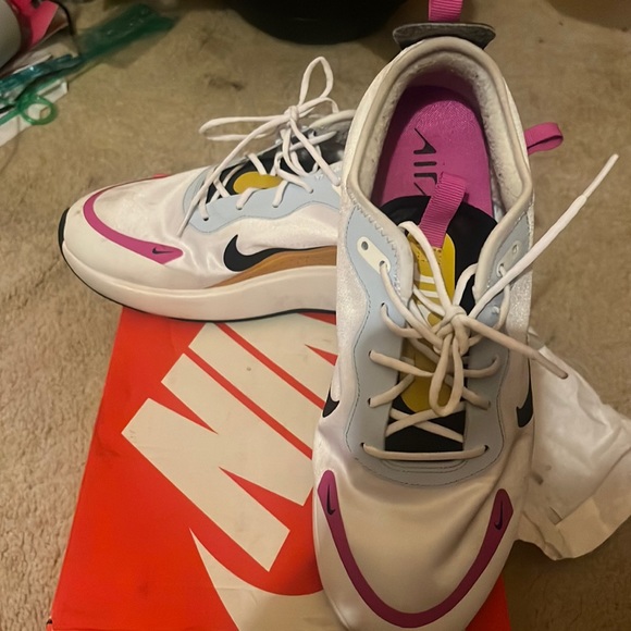 Women’s Nike Air Max DIA - Picture 1 of 8